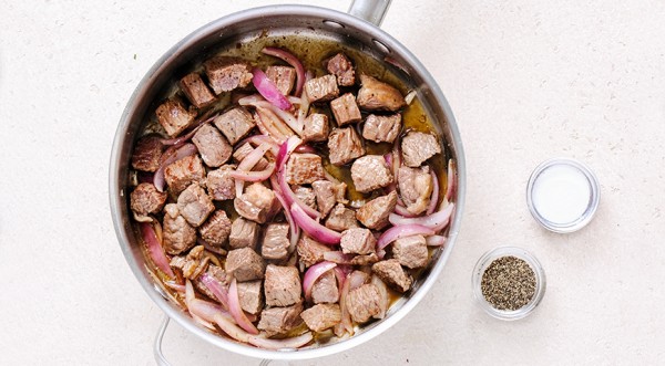 Говядина тушеная с молодой картошкой, пошаговый рецепт с фото на 689 ккал Говядина тушеная с молодой картошкой, пошаговый рецепт с фото на 689 ккал