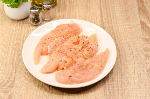 Салат с грейпфрутом, курицей и авокадо