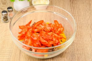 Салат "Гусарский" с помидорами и говядиной Салат "Гусарский" с помидорами и говядиной