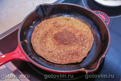 Печеночный торт с чесночным соусом