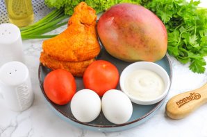Салат с копченой курицей и манго