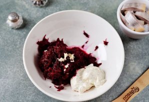 Яйца с сельдью и свеклой на новогодний стол Яйца с сельдью и свеклой на новогодний стол