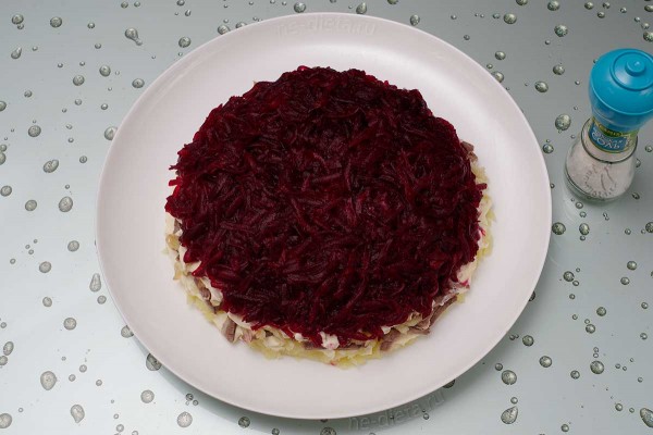 Слоеный салат с говядиной и корейской морковью Слоеный салат с говядиной и корейской морковью