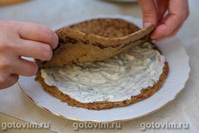 Печеночный торт с чесночным соусом