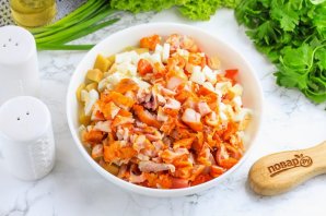 Салат с копченой курицей и манго