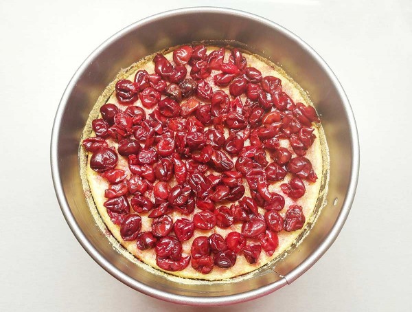 Бисквитный торт с вишней и маскарпоне Бисквитный торт с вишней и маскарпоне