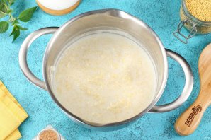 Каша пшённая в кастрюле на молоке Каша пшённая в кастрюле на молоке