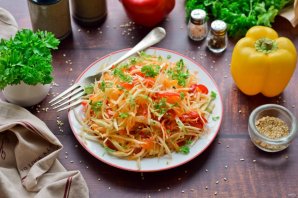 Салат "Витаминка" из капусты, моркови и перца Салат "Витаминка" из капусты, моркови и перца