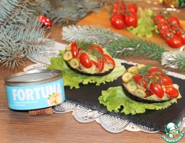 Авокадо, фаршированный тунцом и вяленым перцем Авокадо, фаршированный тунцом и вяленым перцем