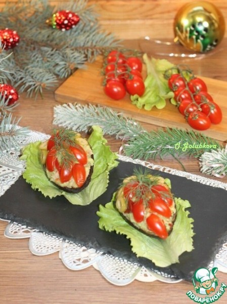 Авокадо, фаршированный тунцом и вяленым перцем Авокадо, фаршированный тунцом и вяленым перцем