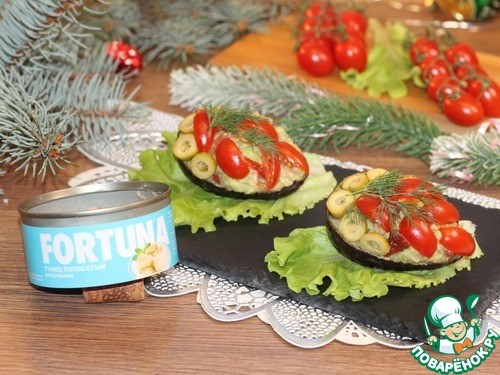 Авокадо, фаршированный тунцом и вяленым перцем Авокадо, фаршированный тунцом и вяленым перцем