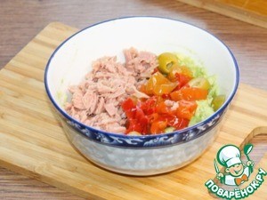 Авокадо, фаршированный тунцом и вяленым перцем Авокадо, фаршированный тунцом и вяленым перцем