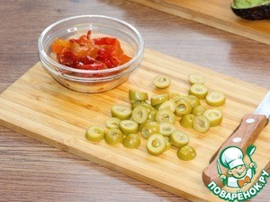 Авокадо, фаршированный тунцом и вяленым перцем Авокадо, фаршированный тунцом и вяленым перцем