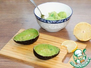 Авокадо, фаршированный тунцом и вяленым перцем Авокадо, фаршированный тунцом и вяленым перцем