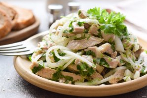 Деревенский свадебный салат из свинины с луком