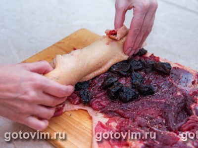 Рулет из утки с черносливом, запеченный в тесте