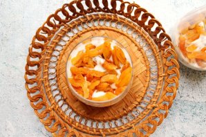 Мюсли в йогурте с инжиром, курагой и миндалем