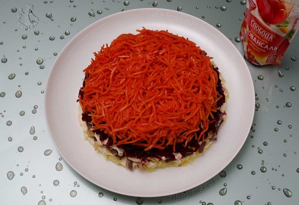 Слоеный салат с говядиной и корейской морковью Слоеный салат с говядиной и корейской морковью