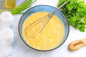 Омлет с колбасой и помидорами в мультиварке Омлет с колбасой и помидорами в мультиварке