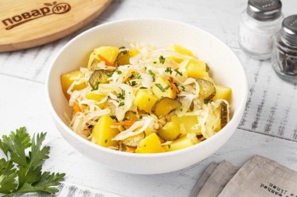 Салат из квашеной капусты с картошкой и огурцами Салат из квашеной капусты с картошкой и огурцами