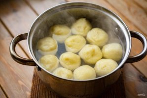 Картофельные шарики в соусе