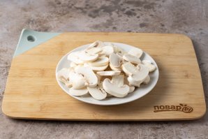 Жареные грибы с луком и морковью на сковороде Жареные грибы с луком и морковью на сковороде