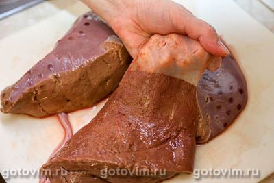 Печеночный торт с чесночным соусом