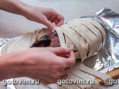 Рулет из утки с черносливом, запеченный в тесте
