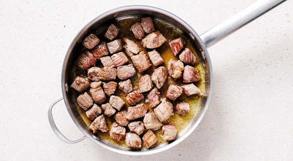 Говядина тушеная с молодой картошкой, пошаговый рецепт с фото на 689 ккал Говядина тушеная с молодой картошкой, пошаговый рецепт с фото на 689 ккал