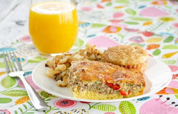 Пышный омлет в духовке — рецепт на молоке с колбасой
Пышный омлет в духовке — рецепт на молоке с колбасой