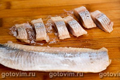 Тартинки из картофеля с соленой сельдью и свеклой