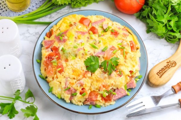 Омлет с колбасой и помидорами в мультиварке Омлет с колбасой и помидорами в мультиварке