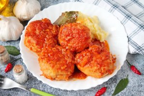 Куриные биточки в духовке с подливкой Куриные биточки в духовке с подливкой