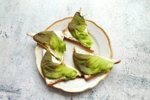 Брускетты с говяжьим языком и корнишонами Брускетты с говяжьим языком и корнишонами