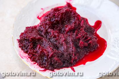 Тартинки из картофеля с соленой сельдью и свеклой