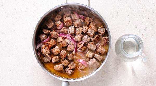 Говядина тушеная с молодой картошкой, пошаговый рецепт с фото на 689 ккал Говядина тушеная с молодой картошкой, пошаговый рецепт с фото на 689 ккал