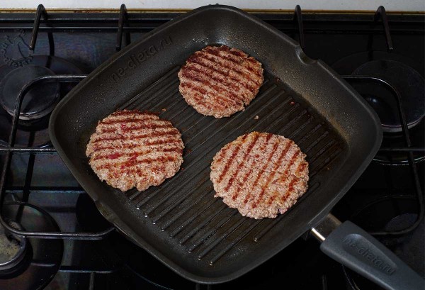 Бургеры с говядиной и яйцом Бургеры с говядиной и яйцом