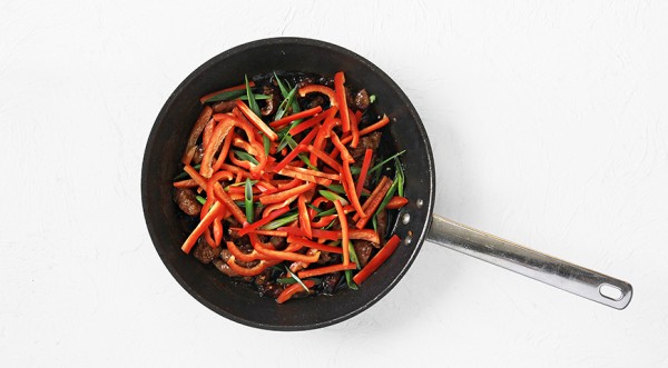 Говядина с болгарским перцем и соевым соусом, пошаговый рецепт с фото на 614 ккал Говядина с болгарским перцем и соевым соусом, пошаговый рецепт с фото на 614 ккал