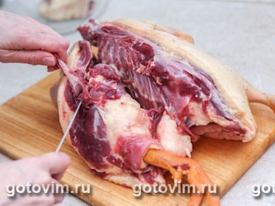 Рулет из утки с черносливом, запеченный в тесте