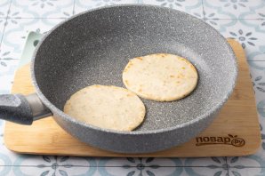 Лепешки из рисовой муки без яиц на сковороде Лепешки из рисовой муки без яиц на сковороде