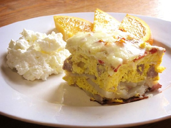 Пышный омлет в духовке — рецепт на молоке с колбасой
Пышный омлет в духовке — рецепт на молоке с колбасой