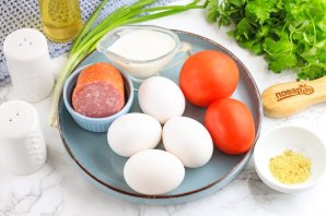 Омлет с колбасой и помидорами в мультиварке Омлет с колбасой и помидорами в мультиварке