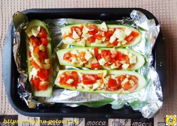 Фаршированные кабачки лодочки в духовке с овощами
Фаршированные кабачки лодочки в духовке с овощами