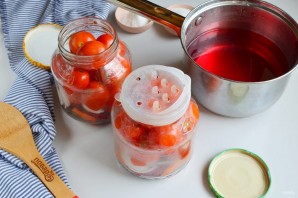 Консервированные помидоры со свеклой Консервированные помидоры со свеклой