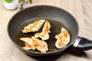 Салат с грейпфрутом, курицей и авокадо