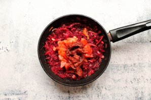 Борщ с квашеной капустой, свеклой и курицей Борщ с квашеной капустой, свеклой и курицей