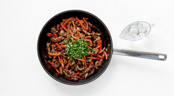 Говядина с болгарским перцем и соевым соусом, пошаговый рецепт с фото на 614 ккал Говядина с болгарским перцем и соевым соусом, пошаговый рецепт с фото на 614 ккал