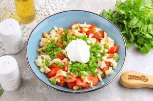 Салат с копченым сыром и помидорами Салат с копченым сыром и помидорами