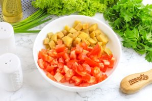 Салат с копченой курицей и манго