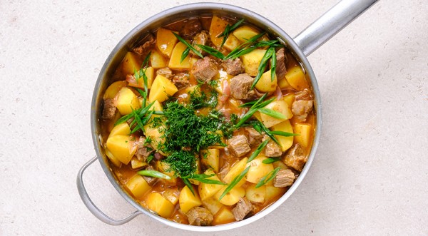 Говядина тушеная с молодой картошкой, пошаговый рецепт с фото на 689 ккал Говядина тушеная с молодой картошкой, пошаговый рецепт с фото на 689 ккал